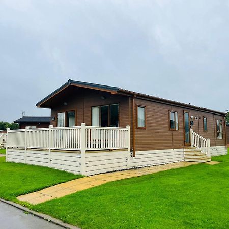 Rowan Lodge With Hot Tub Malton Exterior foto