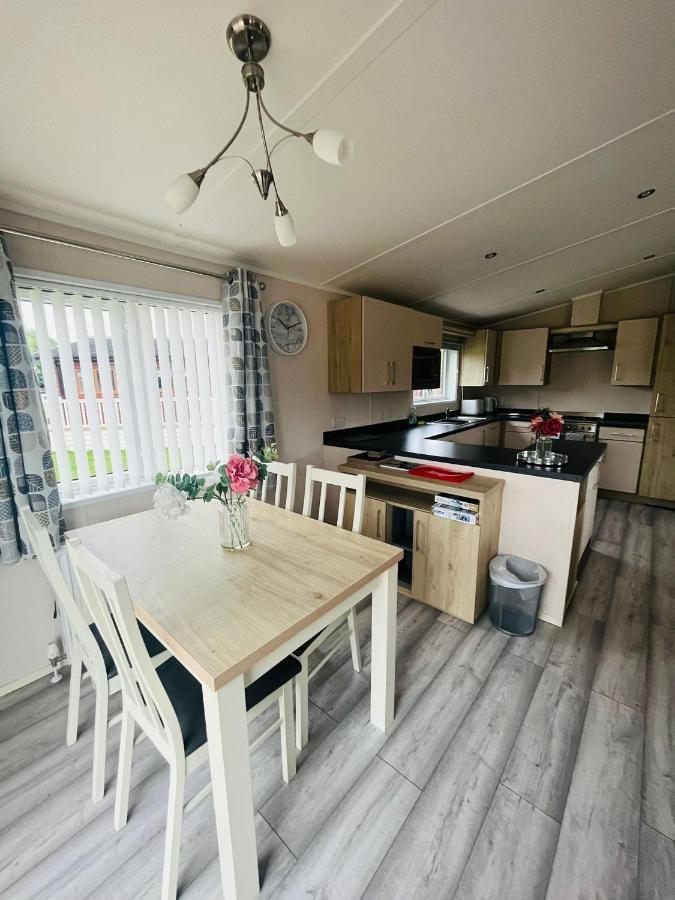 Rowan Lodge With Hot Tub Malton Exterior foto
