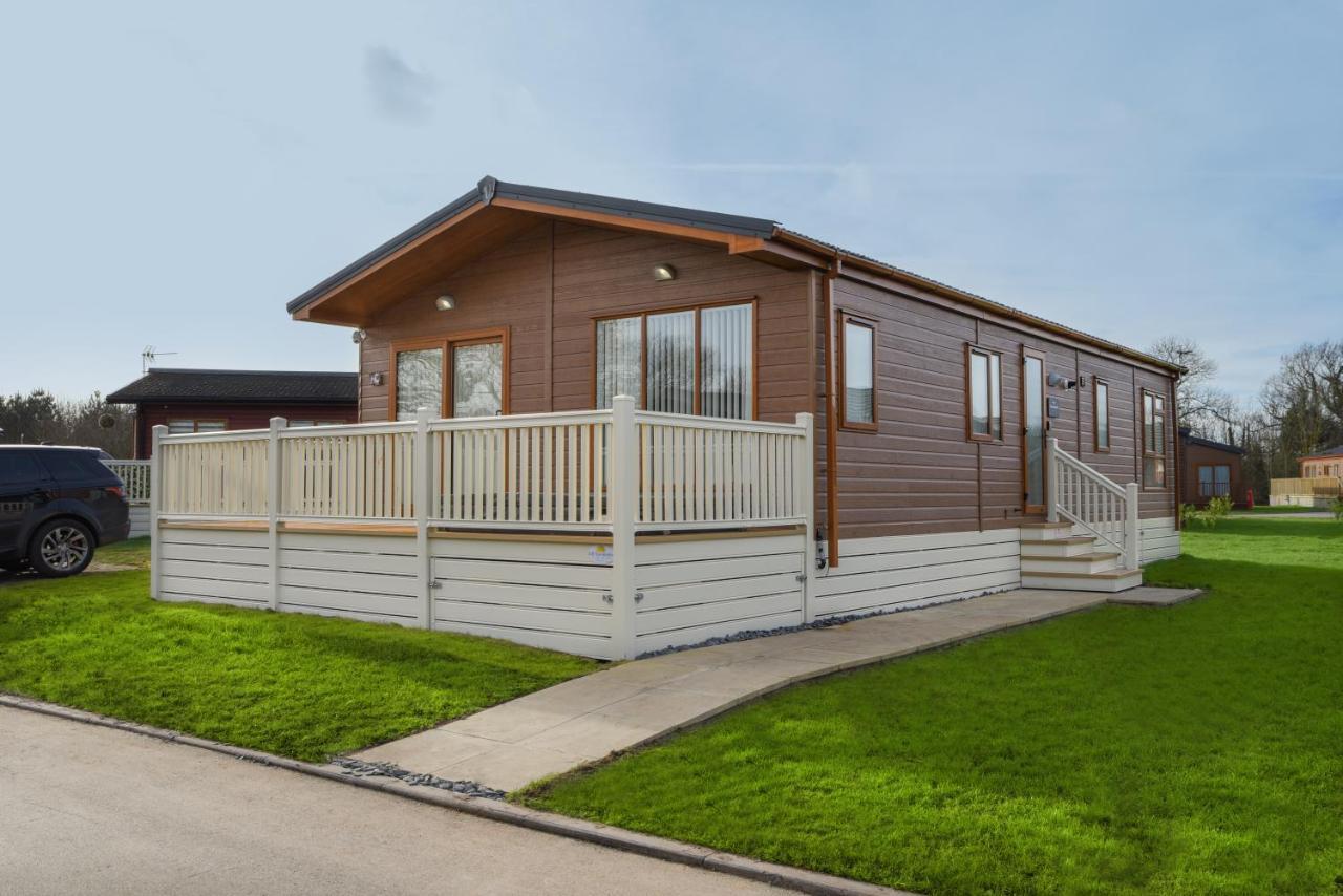 Rowan Lodge With Hot Tub Malton Exterior foto
