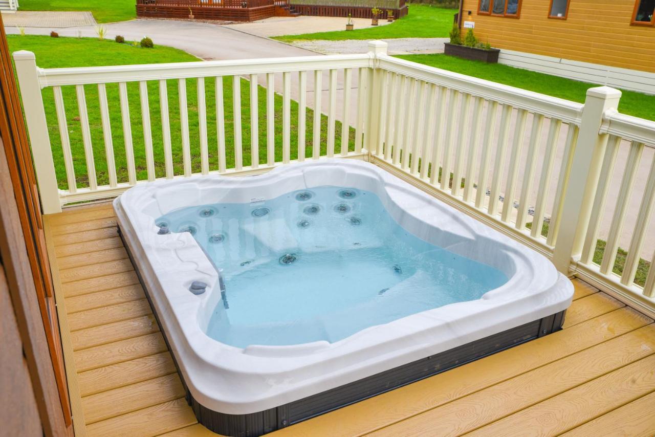 Rowan Lodge With Hot Tub Malton Exterior foto